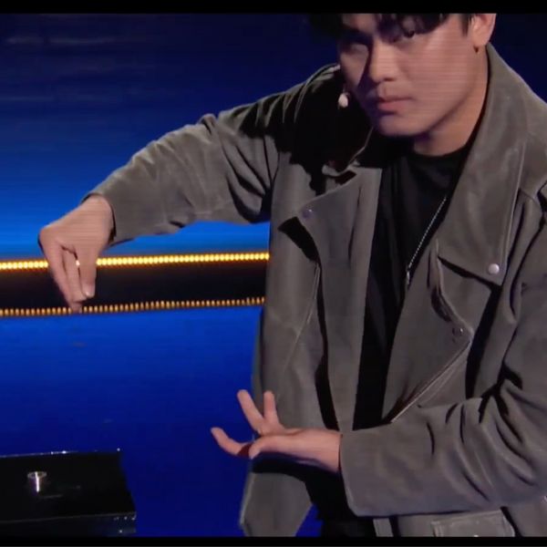 Crazy Sam's Finger Illusion